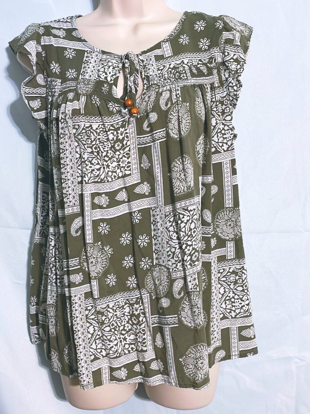 In Loom Cute Green & White Top Size L